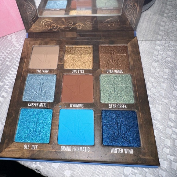 Eye shadow pallet . - Picture 2 of 5